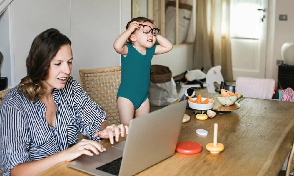 Να τα μας! Πρόταση για έξτρα φόρο σε όσους δουλεύουν από το σπίτι